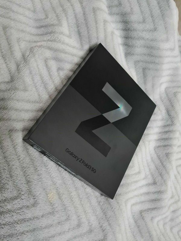 Samsung Galaxy Z Fold3 5G SM-F926B/DS - 256GB - Phantom Black Unlocked sealed