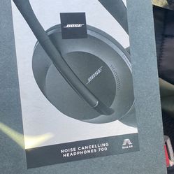 Bose 700 Wireless Headphones with Original Box and Case Thumbnail
