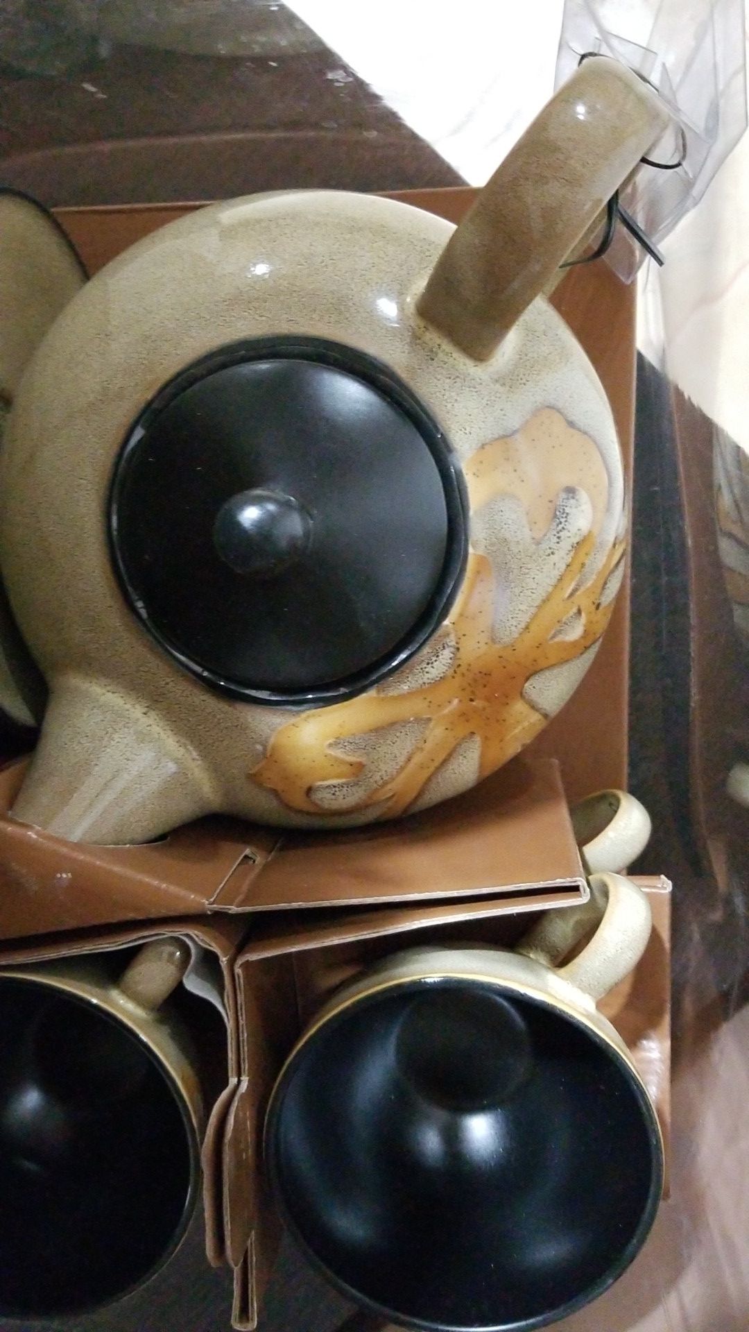 NEW - Tea set. Includes 4 cups/saucers and kettle