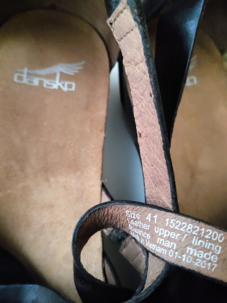 Dansko Black Leather Ladies Sandals size 9. 
