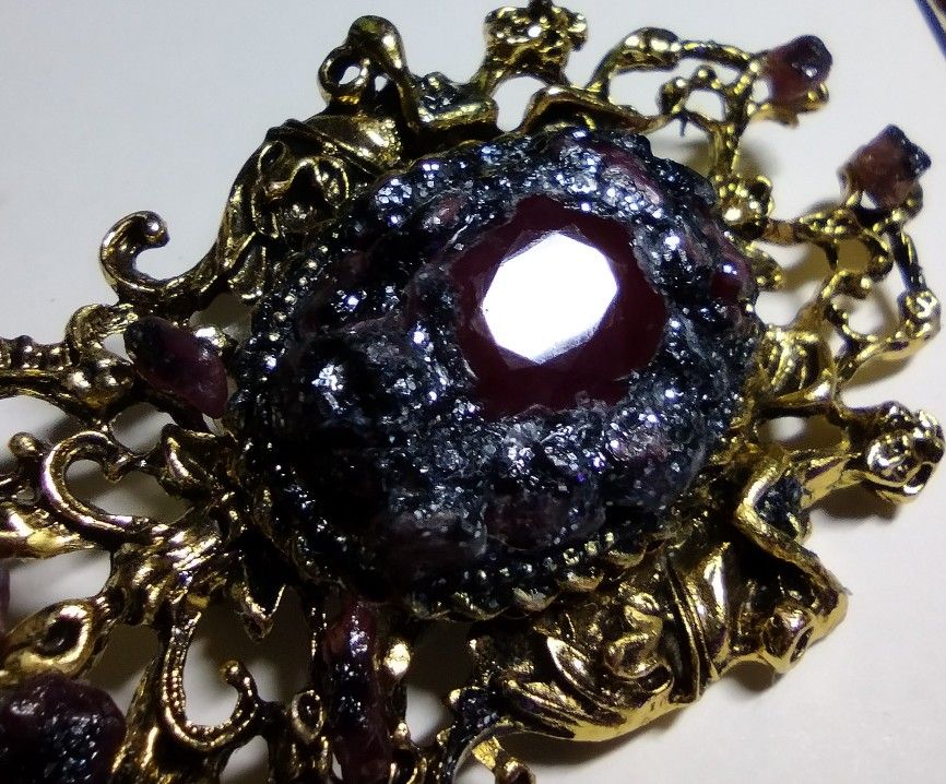 Royal brooch designed by Estefania GE. Ruby and black star diopside.