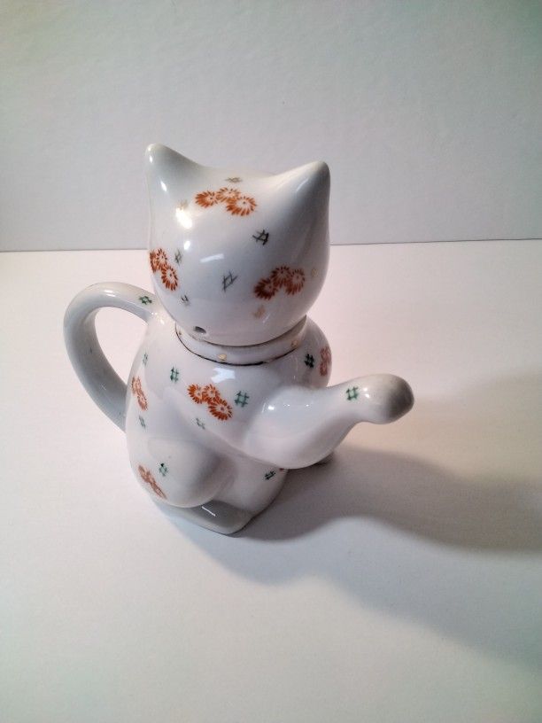A Very Cute Cat Tea Pot .