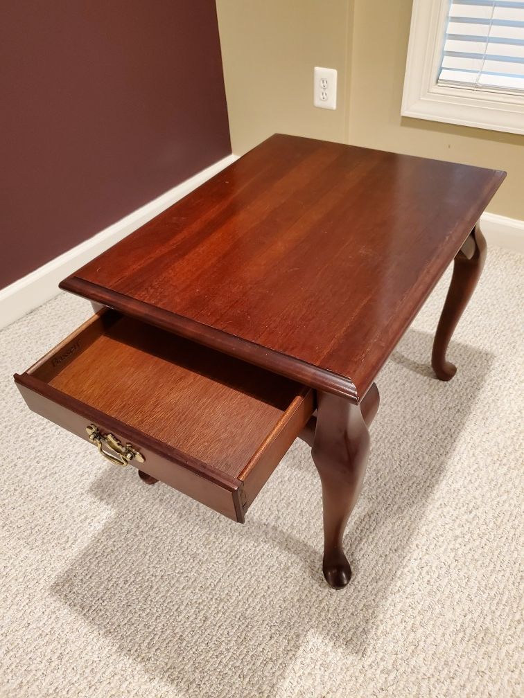 Mahogany side table w/ drawer. Beautiful condition