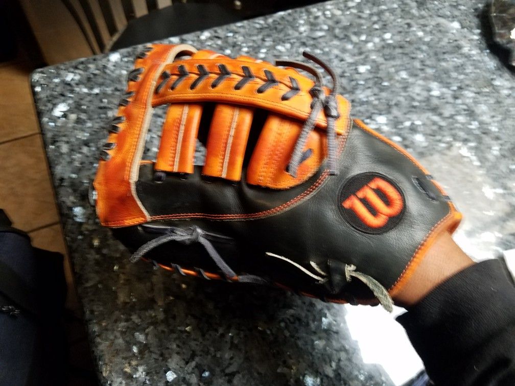 WILSON A2000 MC24 LHT 12 " 1B GLOVE
