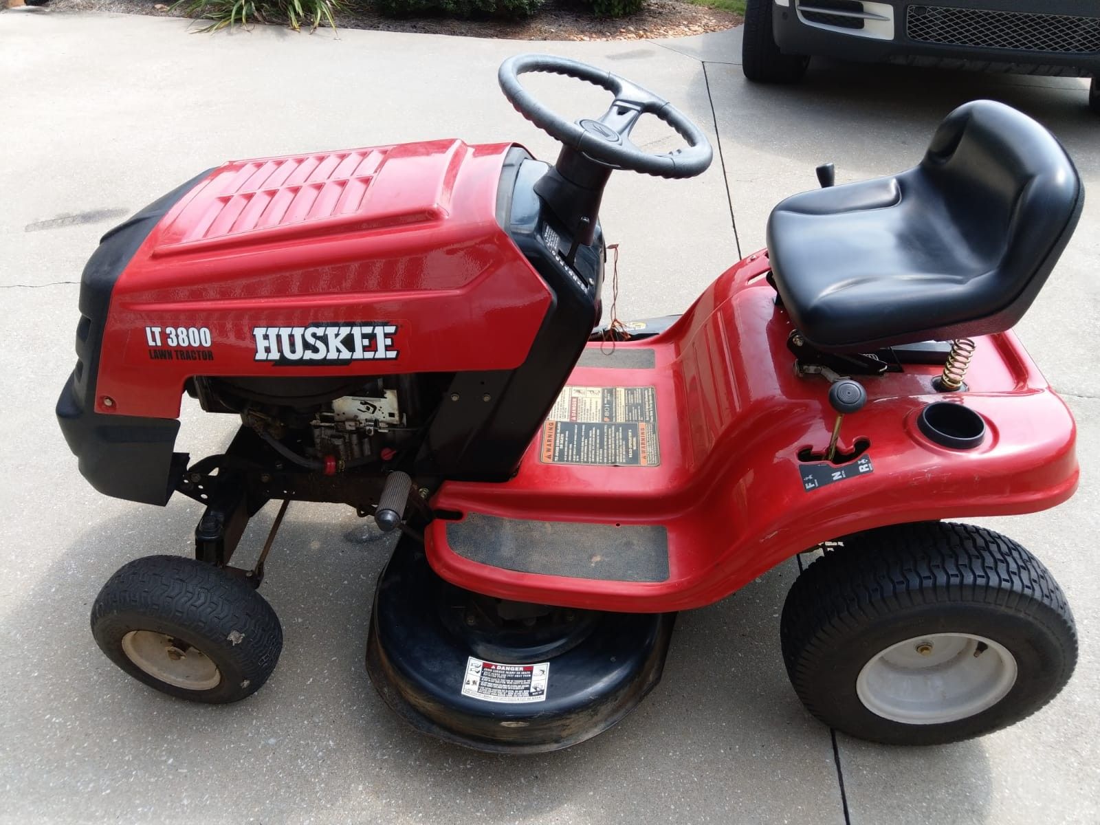 lawn mower ,Huskee LT 3800 Riding Mower. Huskee riding mower 12 1/2 HP 38 inch. Nice Huskee