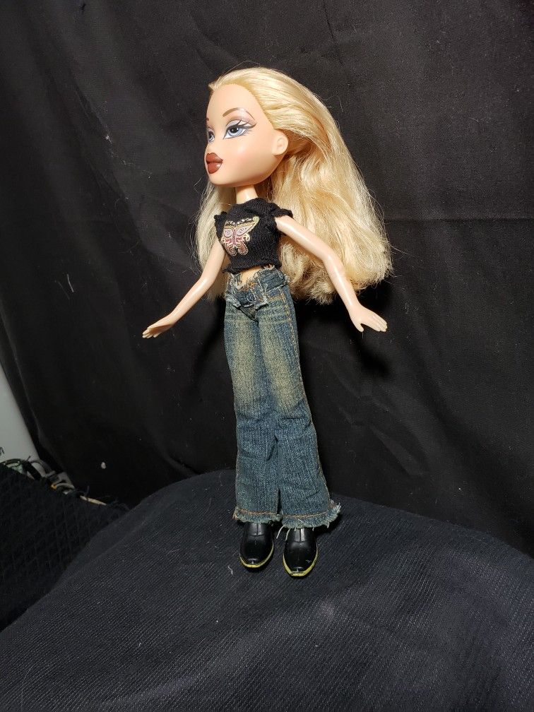 Bratz doll blonde hair 2001 . Doll is 10" tall . Good condition and smoke free home.