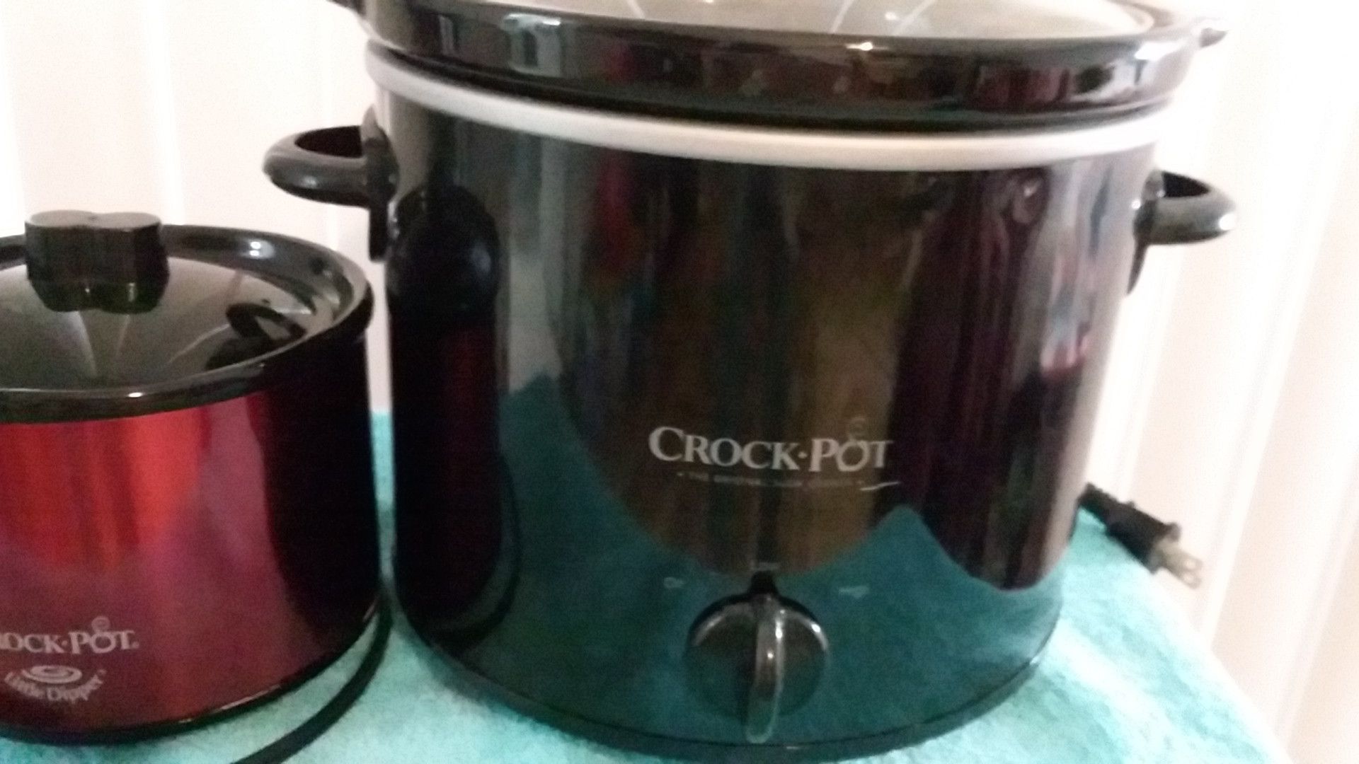 Crock pot one small red and one large black color