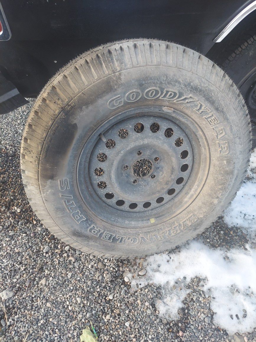 Wheels And Tires Are In Really Good Shape Worth Every Penny. 4 In The Set Are The Same The 5th Tire Is Full Size Spare. Goodyear,wrangler,RT/s