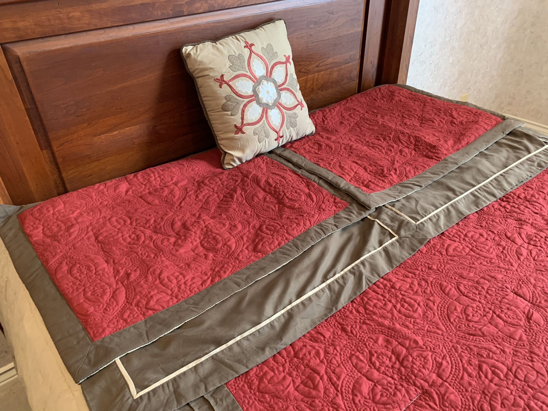 8 Piece Comforter Set/Queen Size