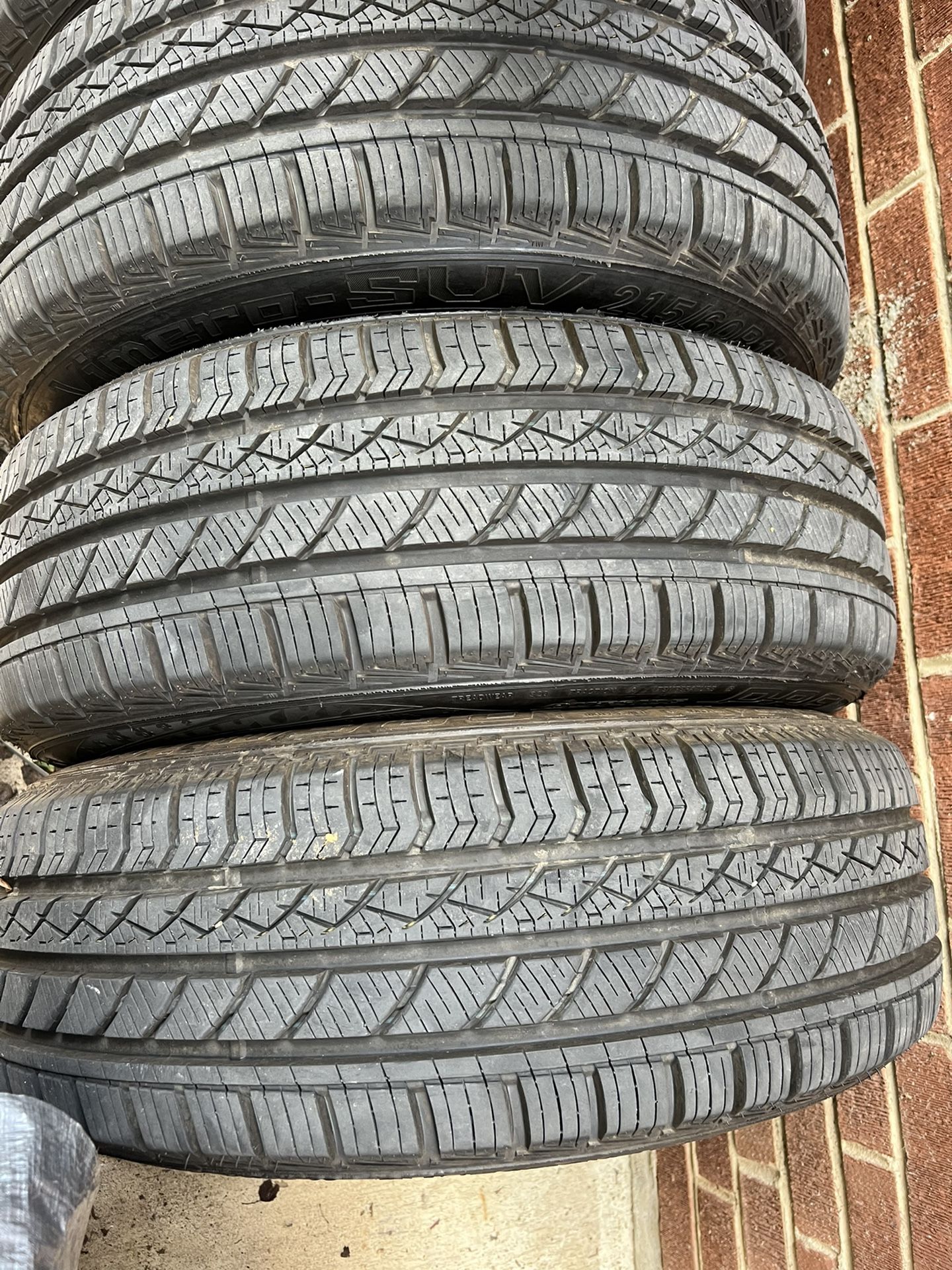 215/60R17 Solo 1000 Millas Corrió Como Nuevas 4 Son Iguales