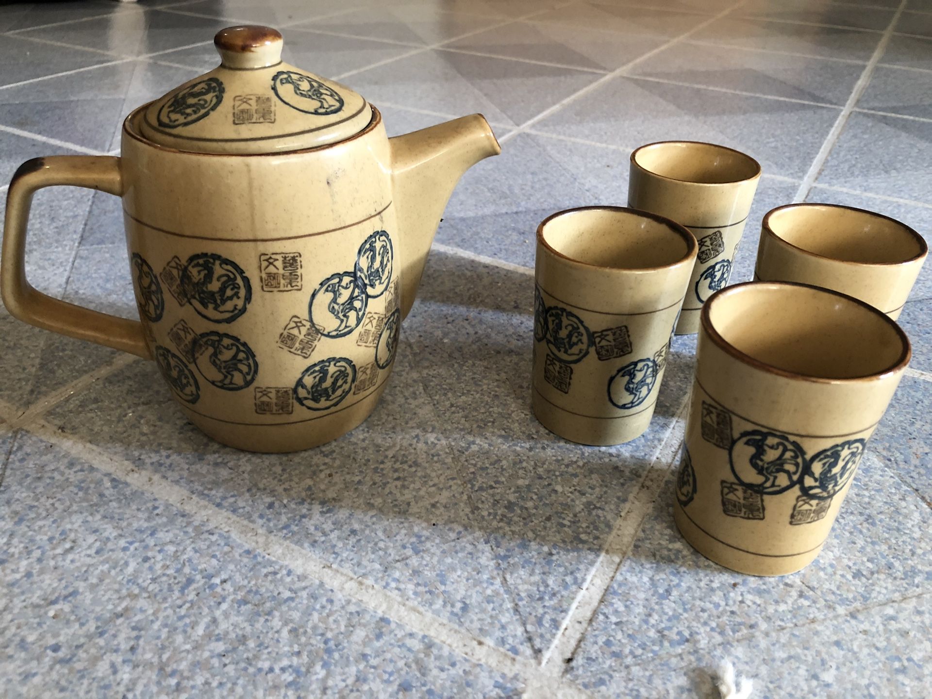 Chinese tea pot and tea cup set