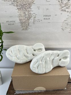 Yeezy Foam Runner Ararat Size 8 - New - Authentic  Thumbnail
