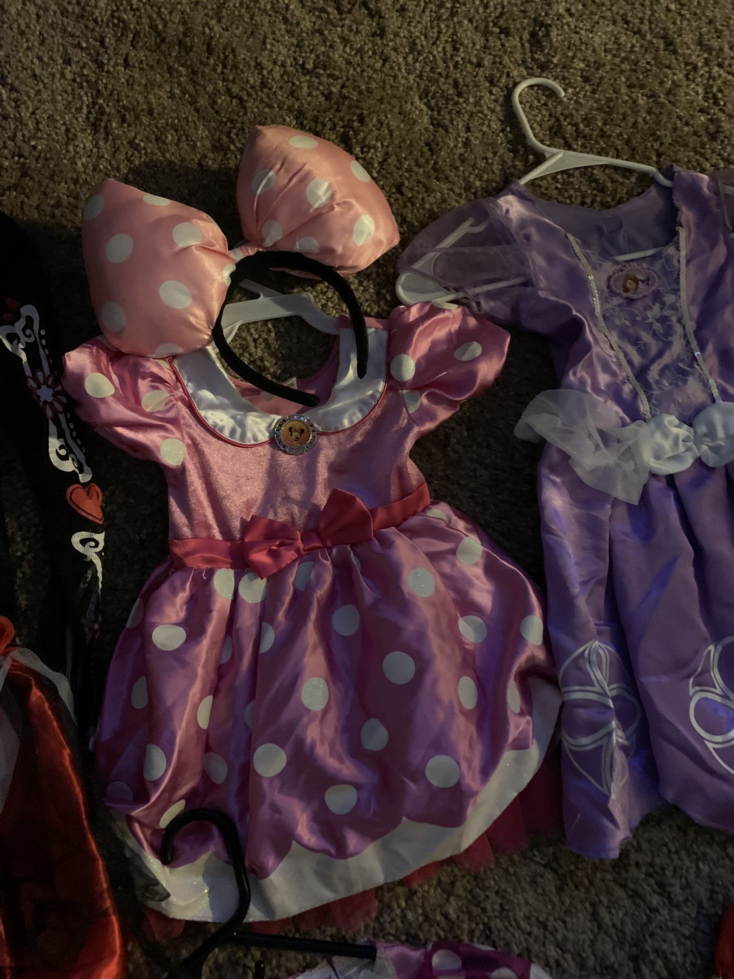 A cinco dólares cada uno los de Mickey mouse son talla seis talla cinco talla uno talla dos el de Blancanieves talla cinco el de calavera rojo t talla