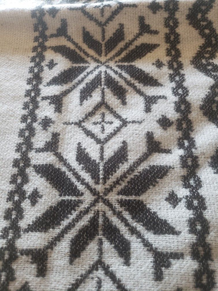 Knitted Wool Poncho Star Design. Traditional Norwegian Scarf. White/Black. One Size.
Size: 150 x 140 x 10*2 cm
