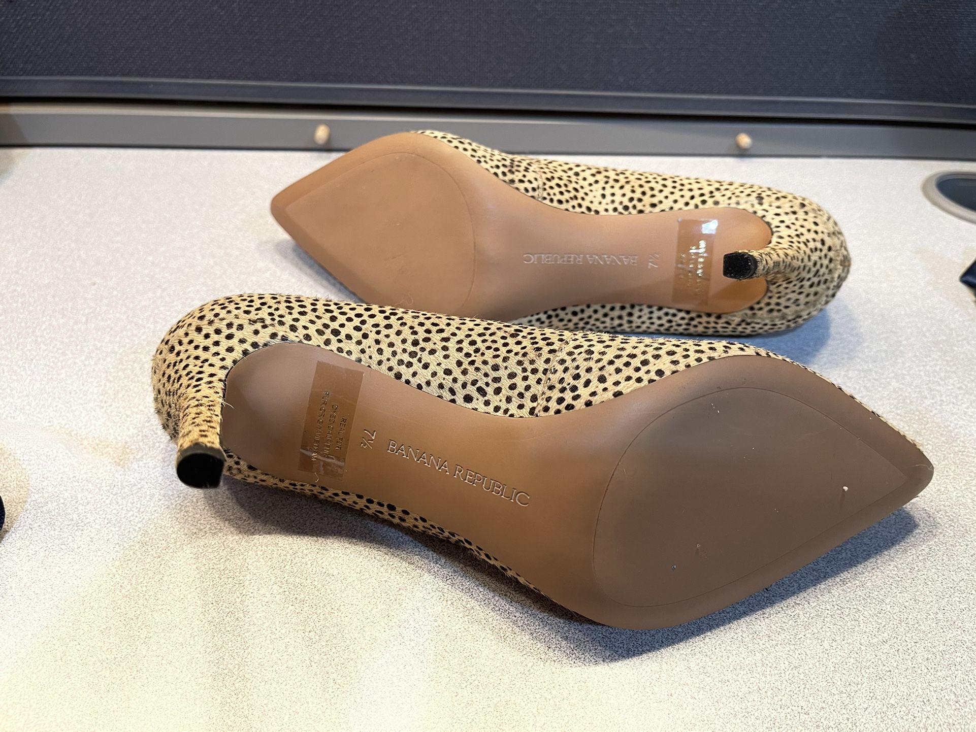 New Women’s Banana Republic Heels Fur Size 7,5