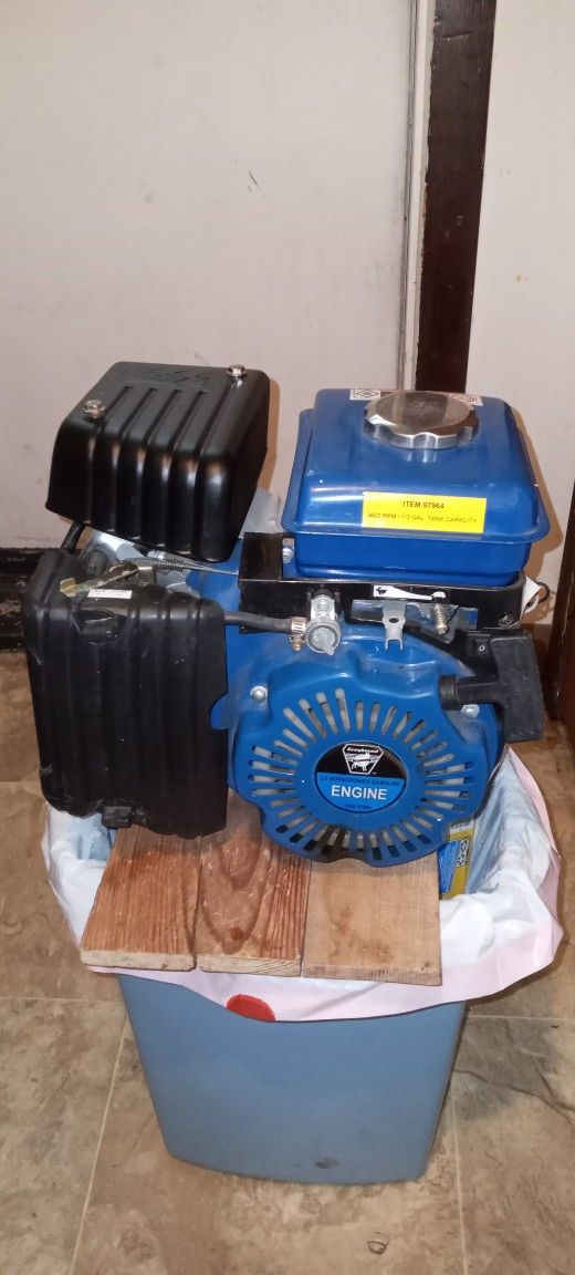 LIKE NEW GREYHOUND 2.5 HP GAS ENGINE READY TO GO NEW $250 ASKING $100!!!