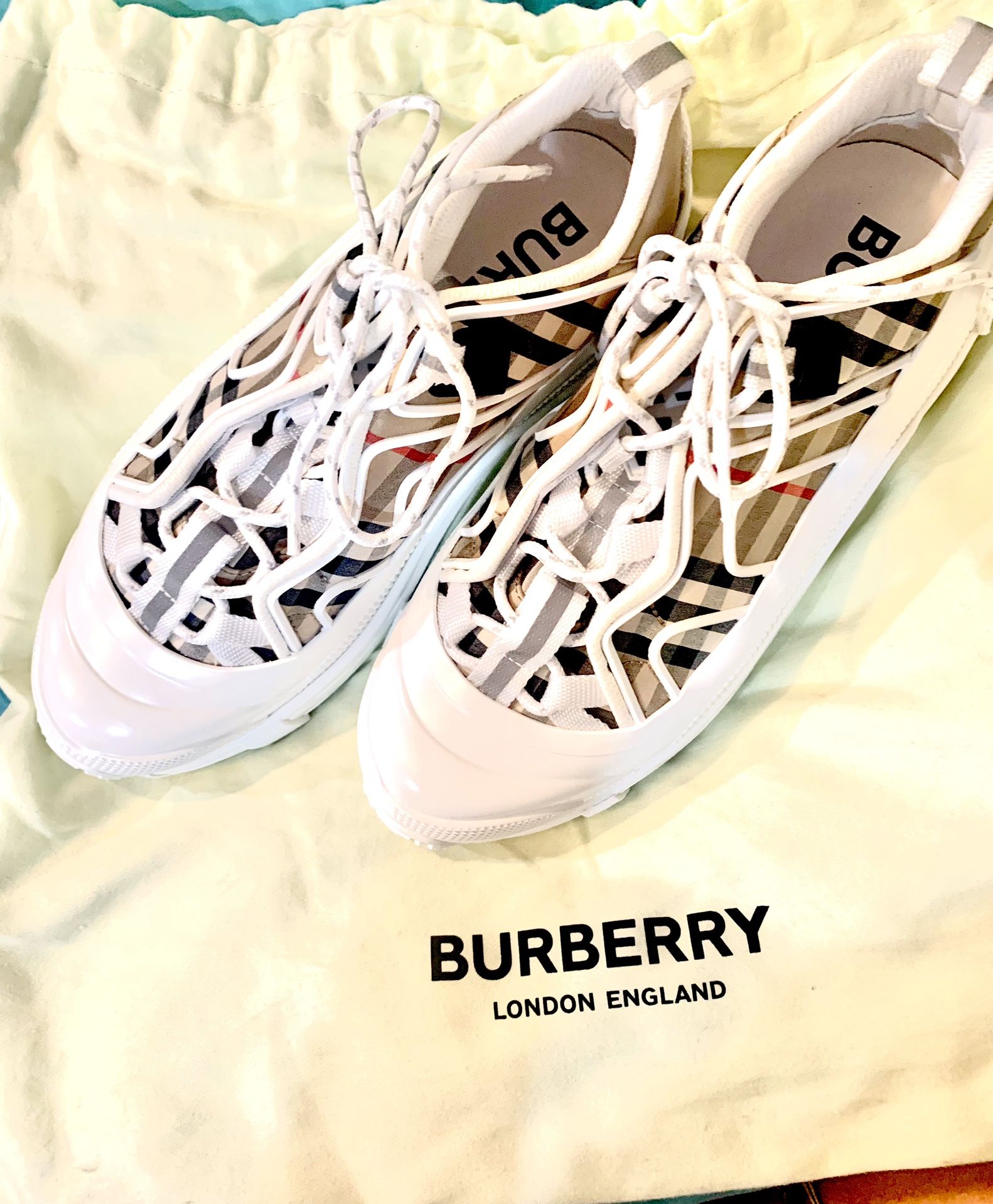 10010Burberry Arthur Check Sneakers SizeWith 7 Men’s 8 1/2 Women’s