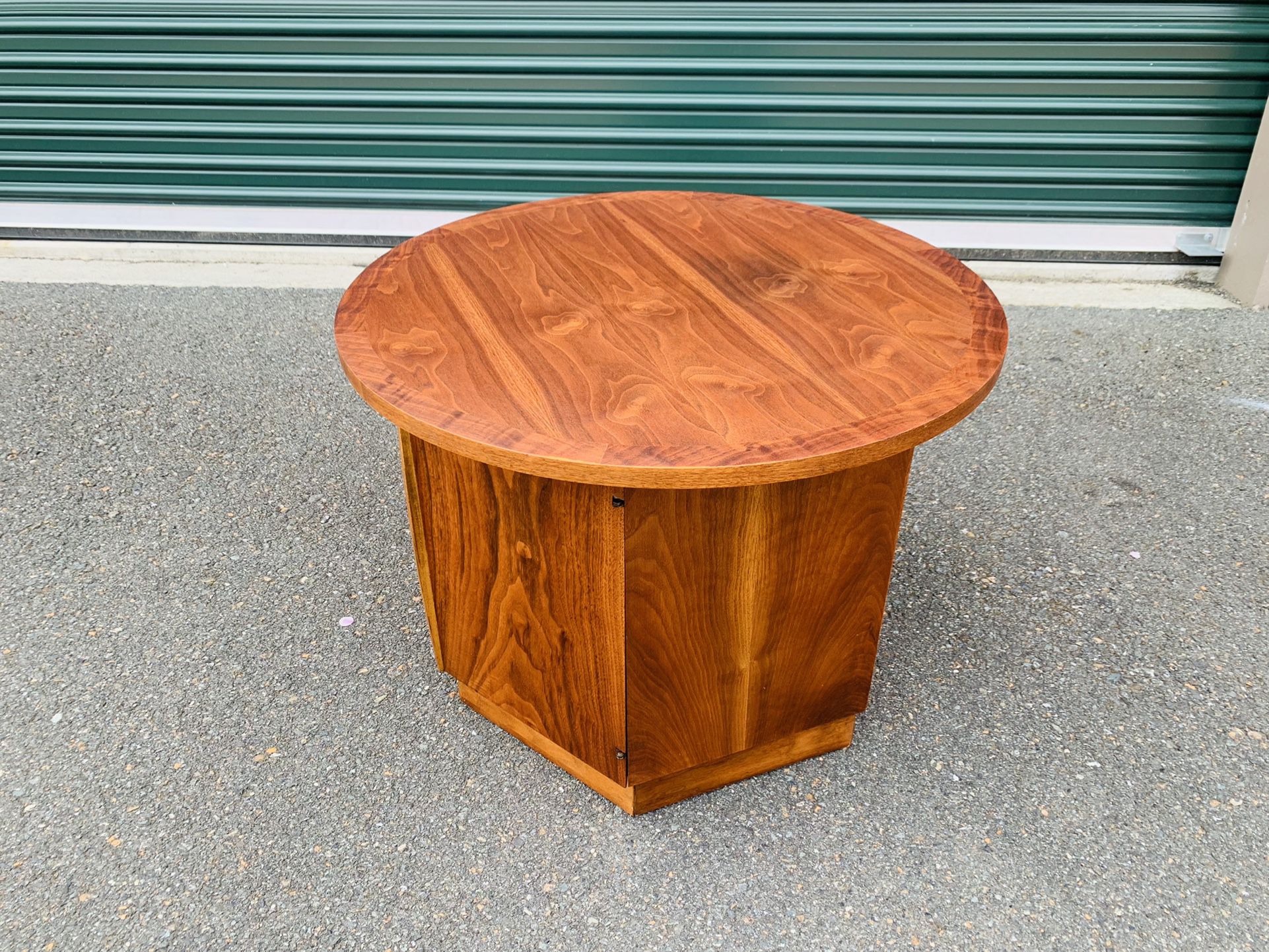 Beautiful Mid Century Modern Lane Walnut Round Nightstand End Table 