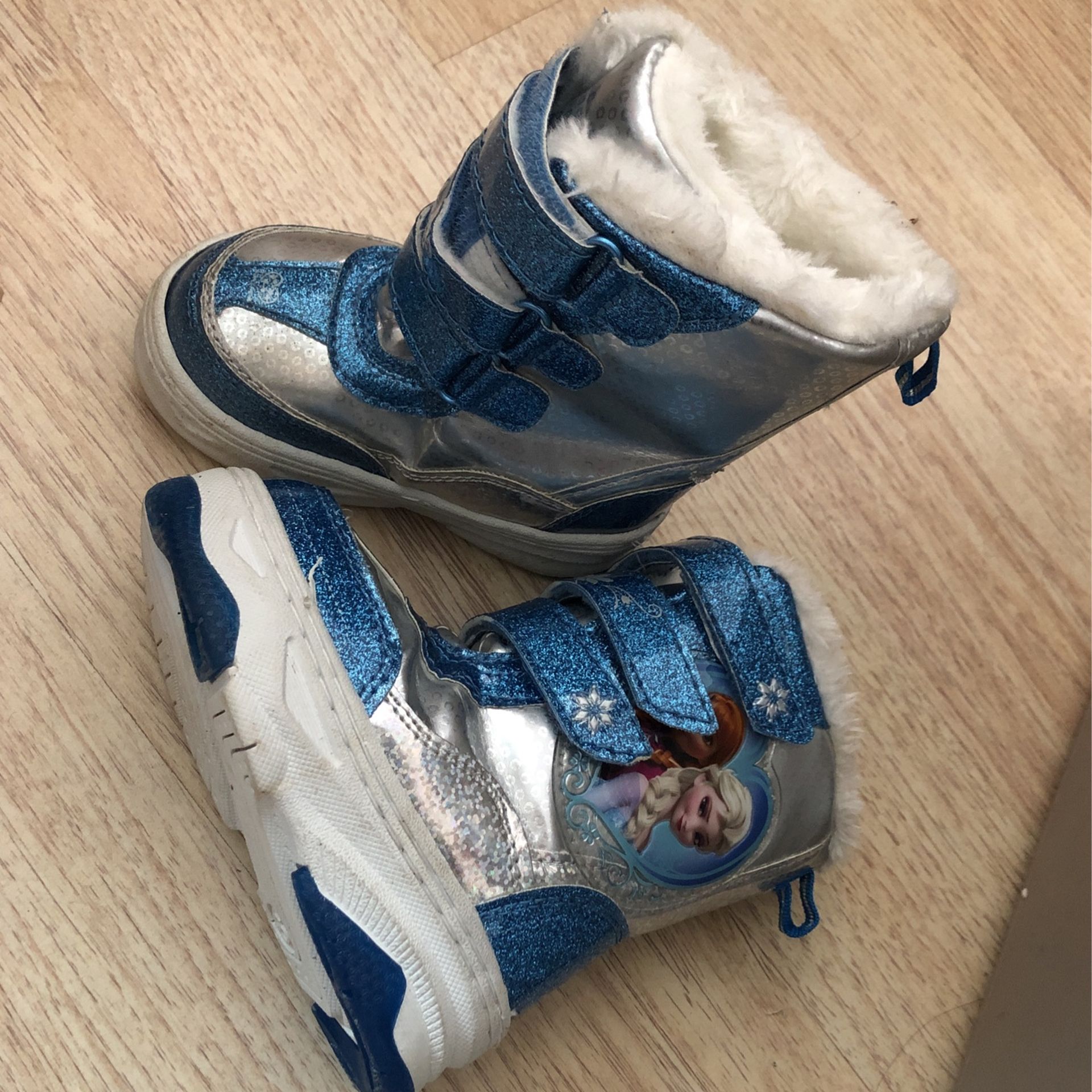 Baby girl snow boots size 6 toddler