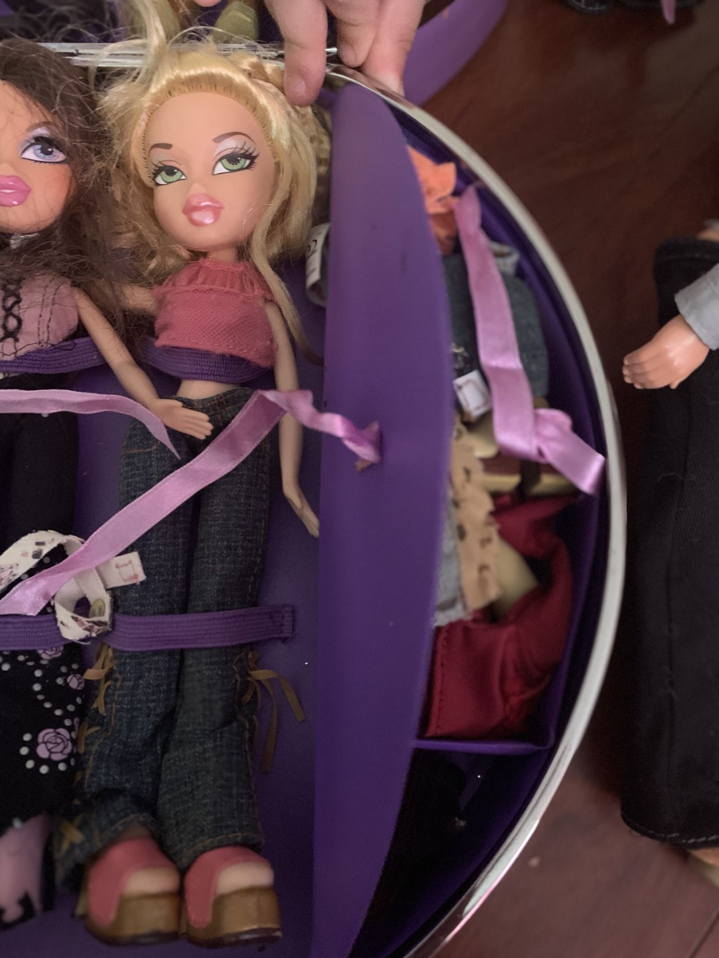 Bratz dolls with case and over 100 dollars in accessories