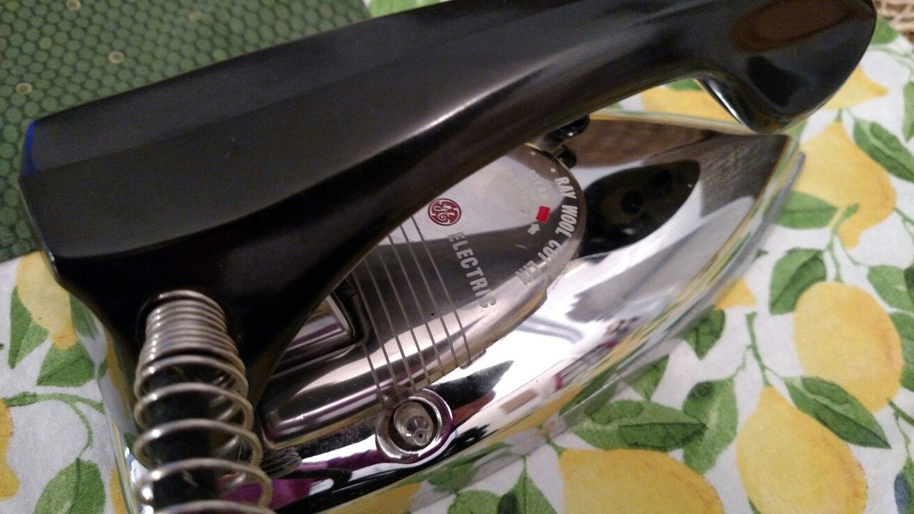 Vintage General Electric Collapsible Travel Steam Iron, Photo Prop or Laundry Decoration, EUC.