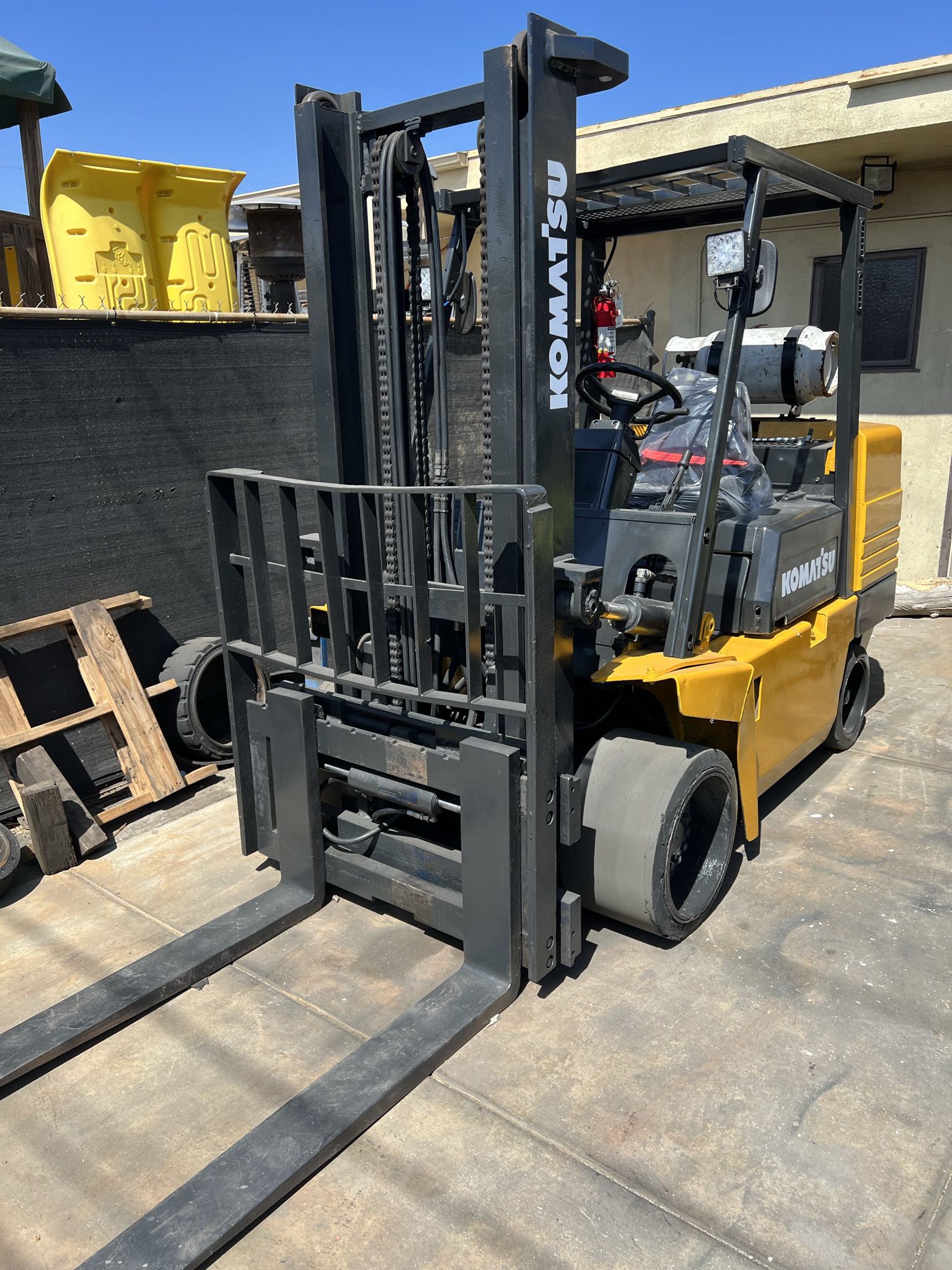 Komatsu Forklift 10,000 pound capacity