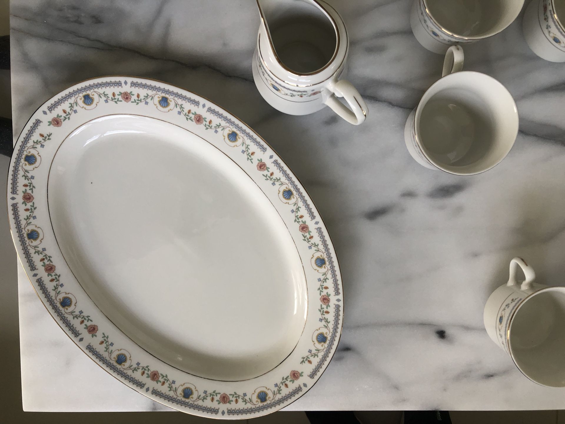 Tívoli China Dinnerware Ser #8305 (12 Person Set)