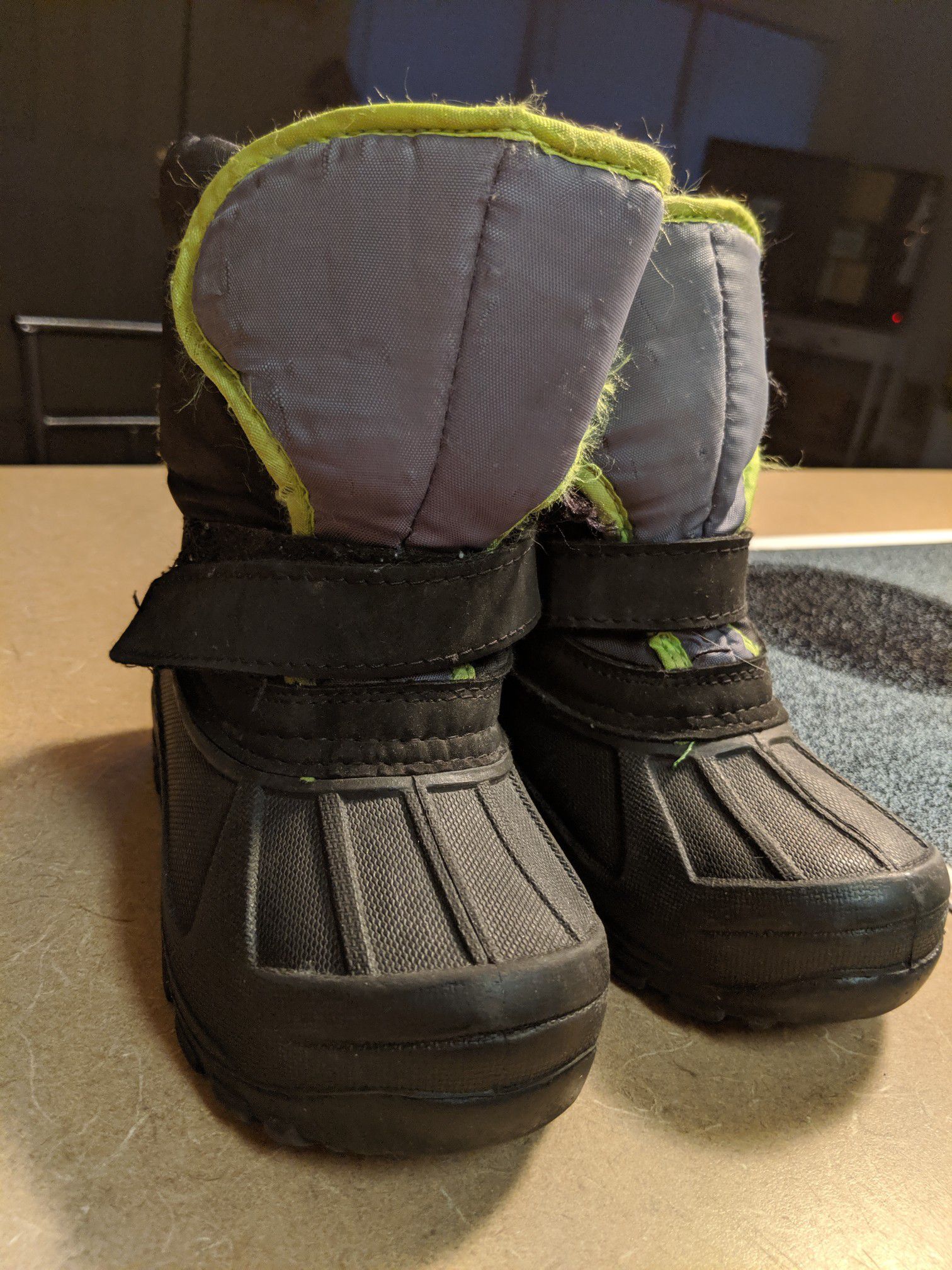Sz 9 kids snow boots