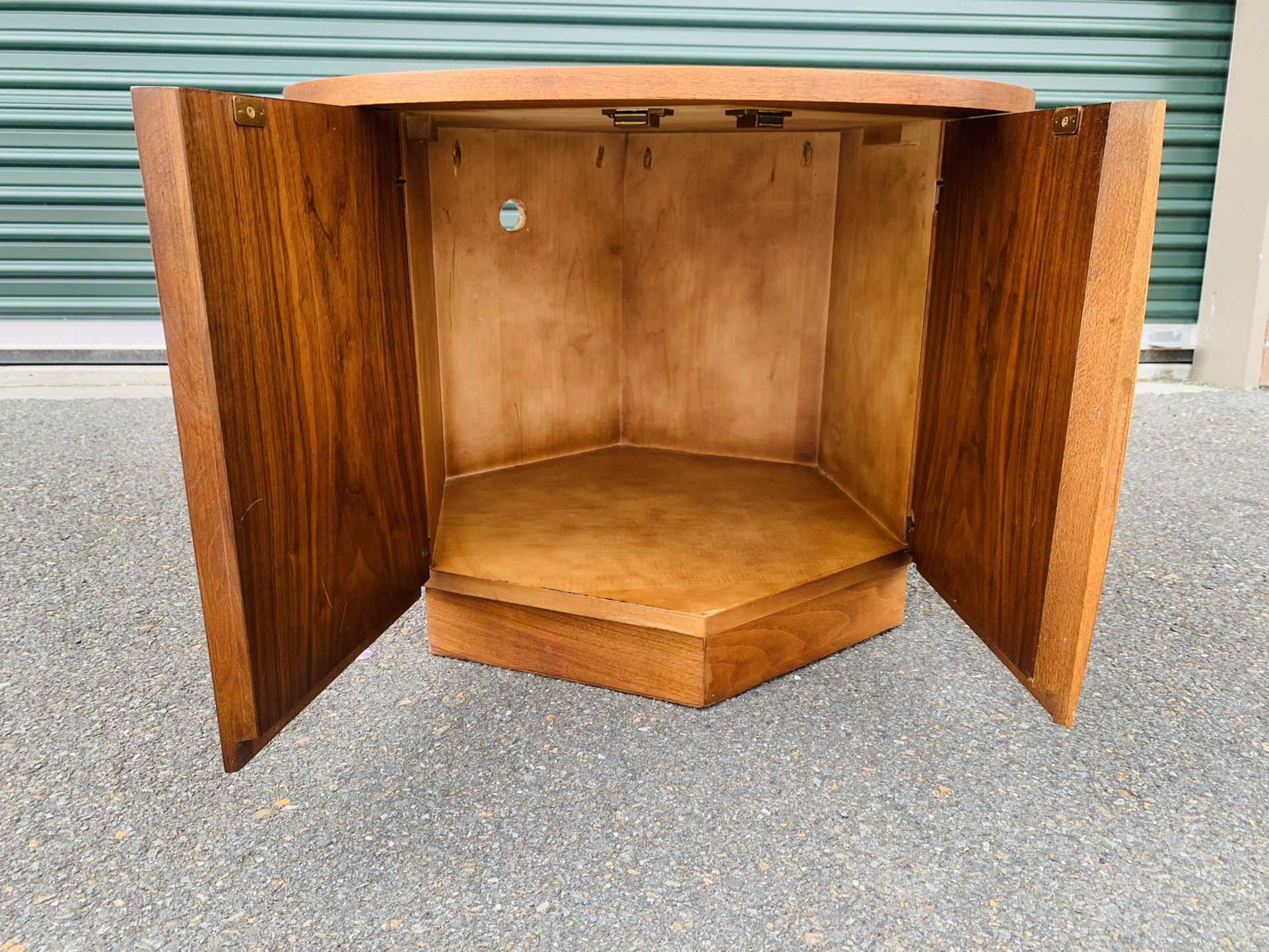 Beautiful Mid Century Modern Lane Walnut Round Nightstand End Table
