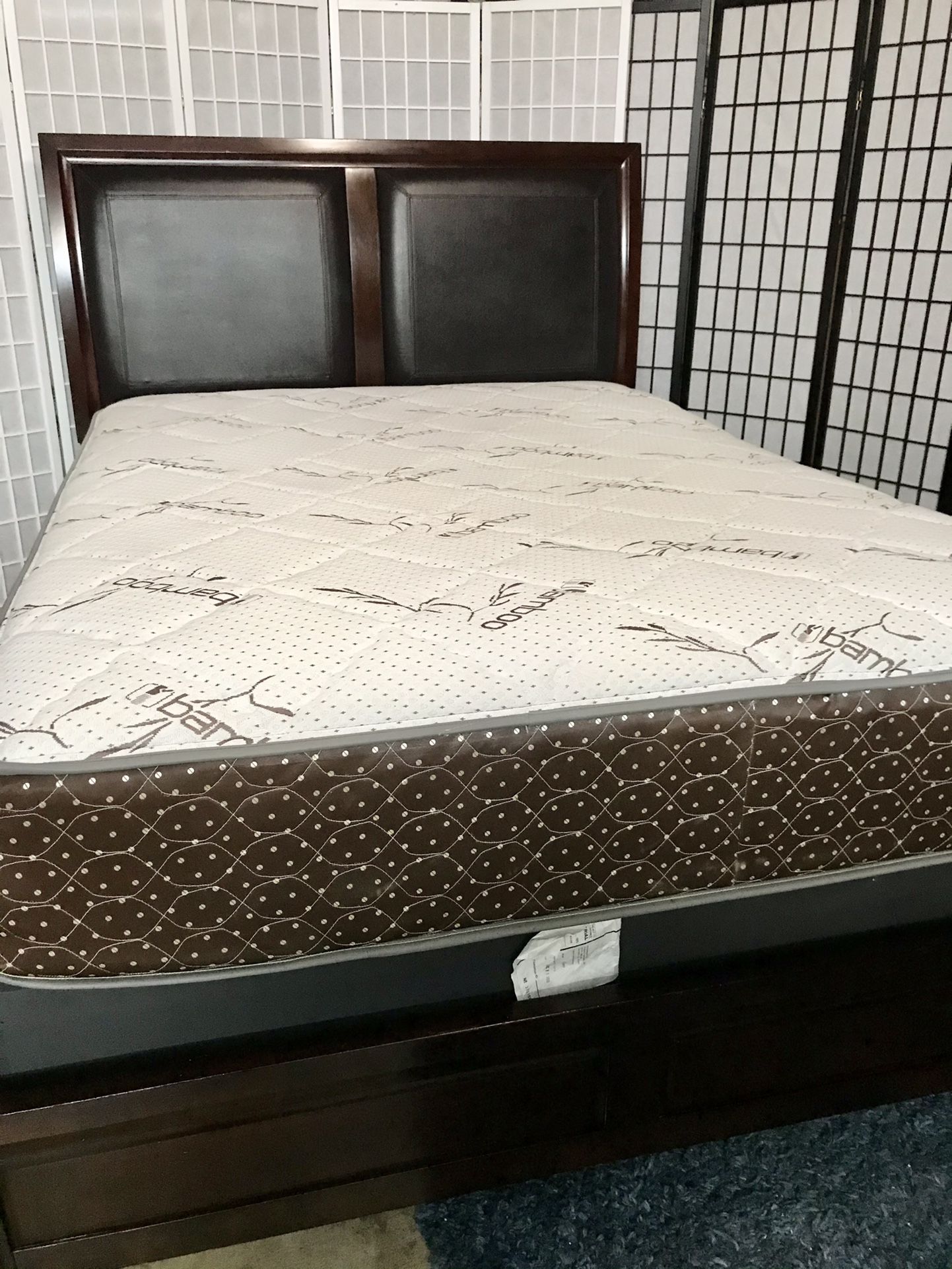 Queen Size Bed Leather Back - Complete Bed - También Hablo Español