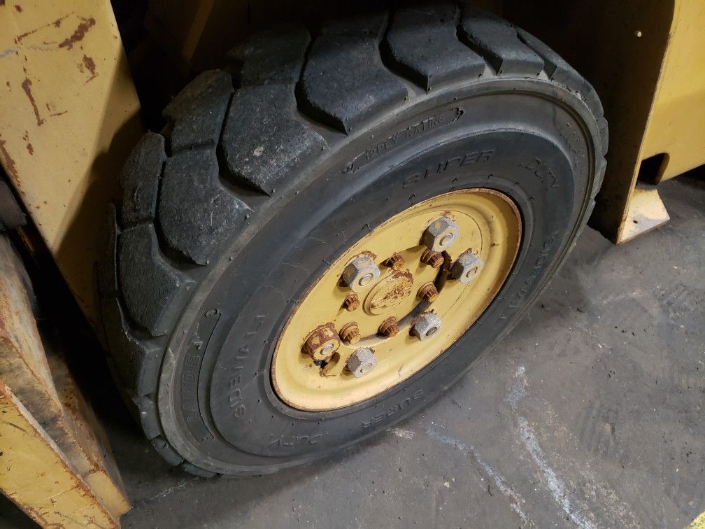 Cat v40c forklift 4000 lb only 1287 original hours almost new air tires turn key