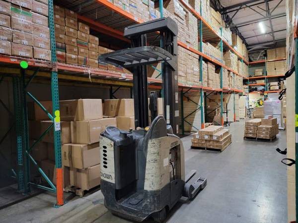 Electrical Stand-Up Forklift Stock / Order Picker Narrow Aisle Crown RR500