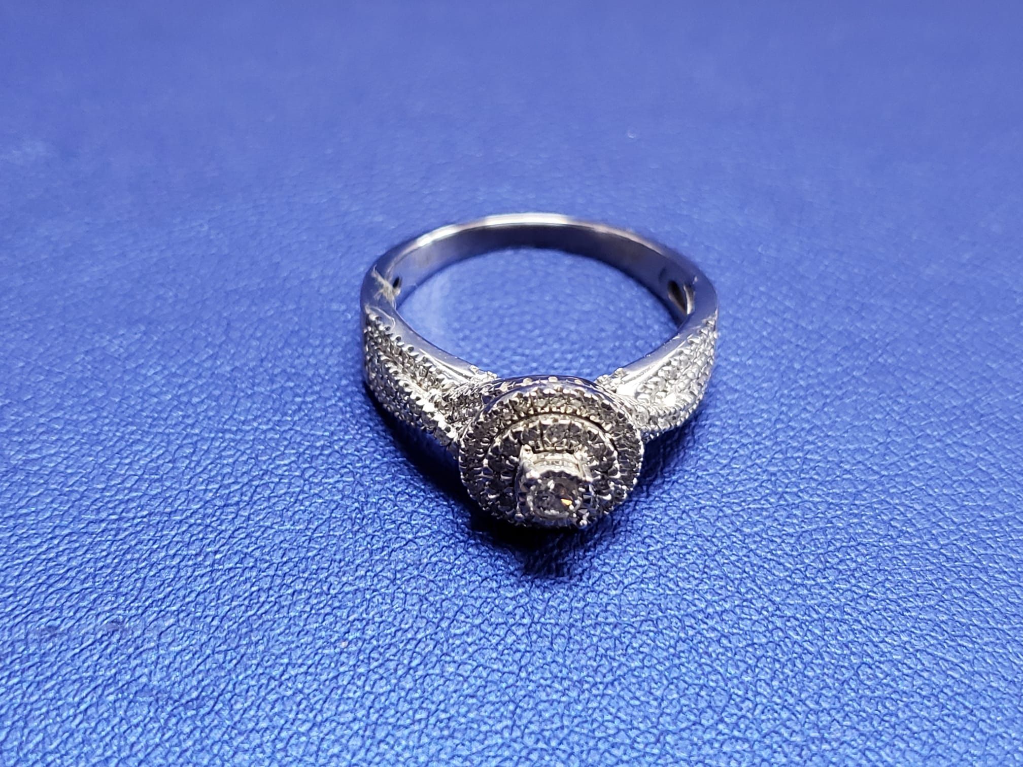 10K White Gold Approx 1ctw Diamond Engagement Ring Size 7