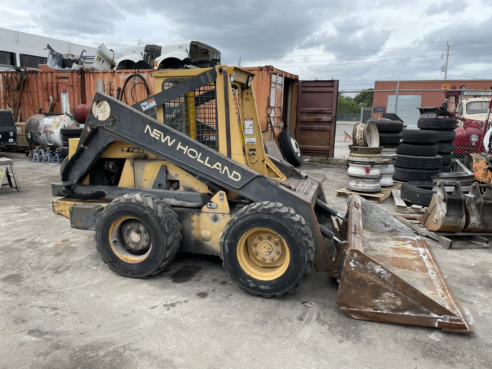 New Holland L785 Skid loader
