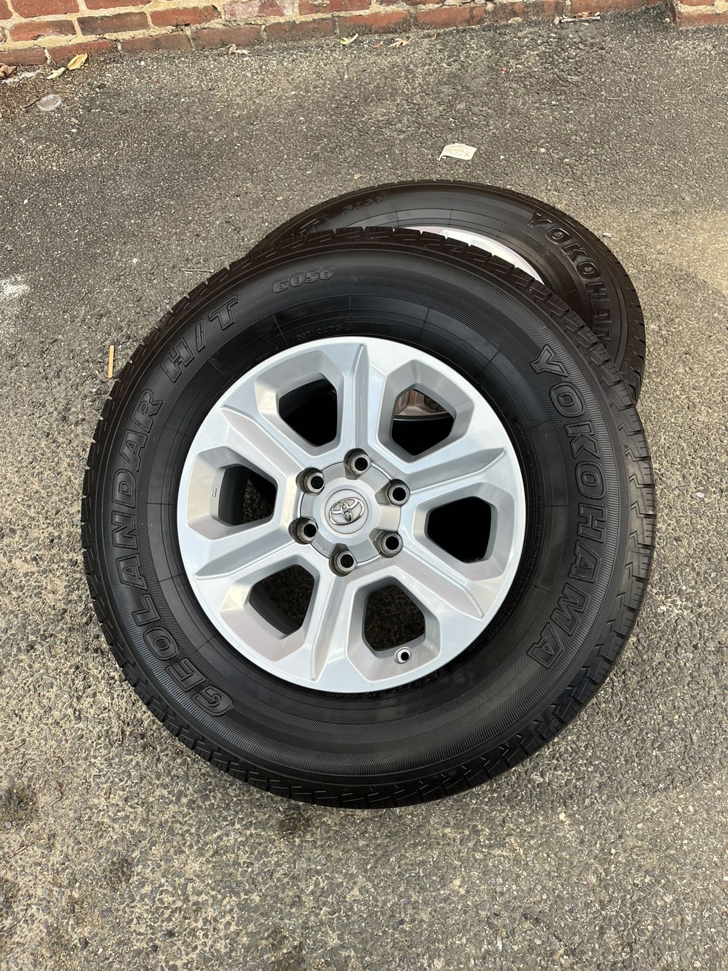 4 New Yokohama tires 265/65/17 Used less than 600 miles With like new rims