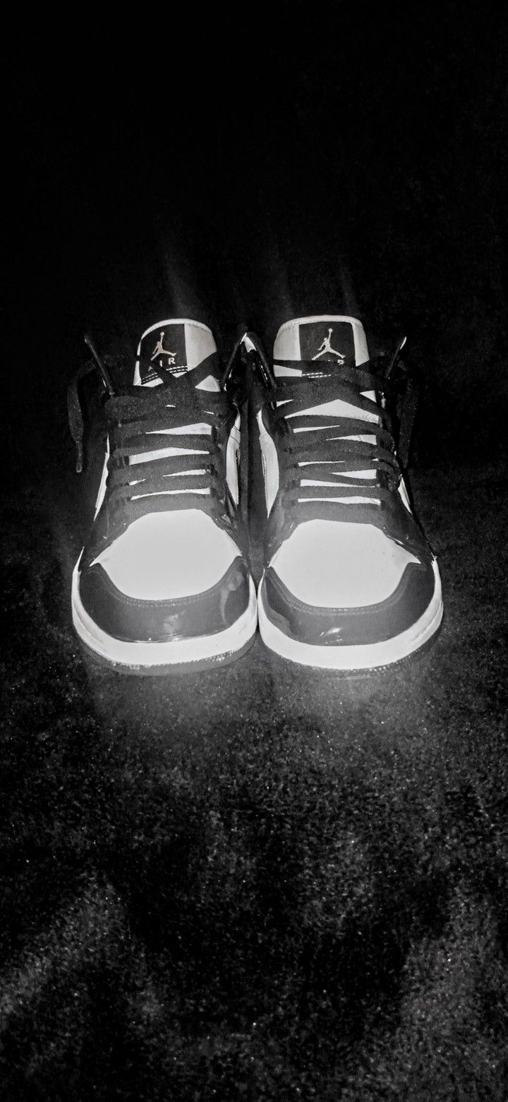 ***AUTHENTIC WITH BOX*** LIKE NEW*** Read 👇