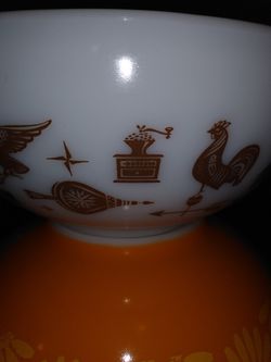 Vintage Pyrex Mixing Bowls Thumbnail
