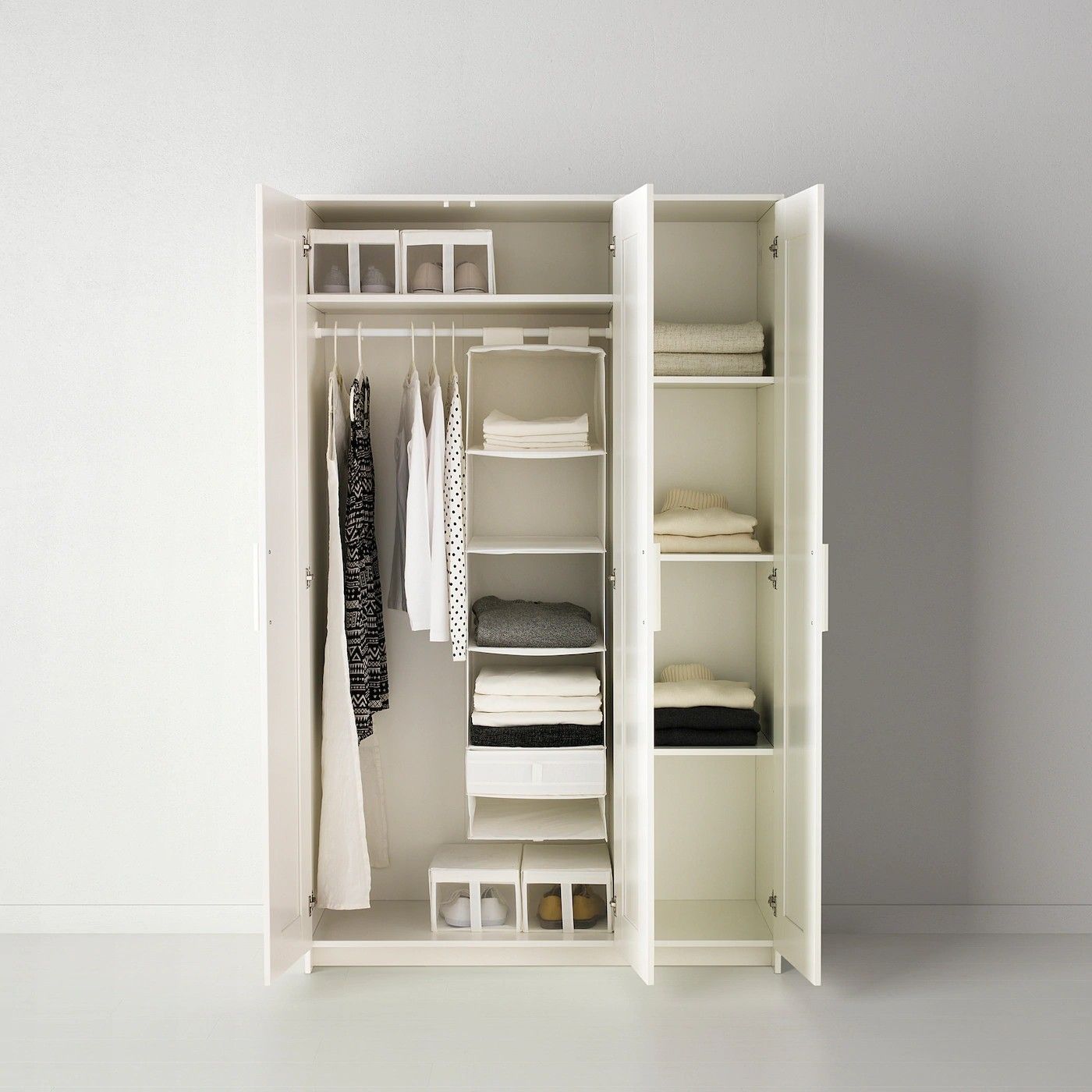 Wardrobe with 3 doors