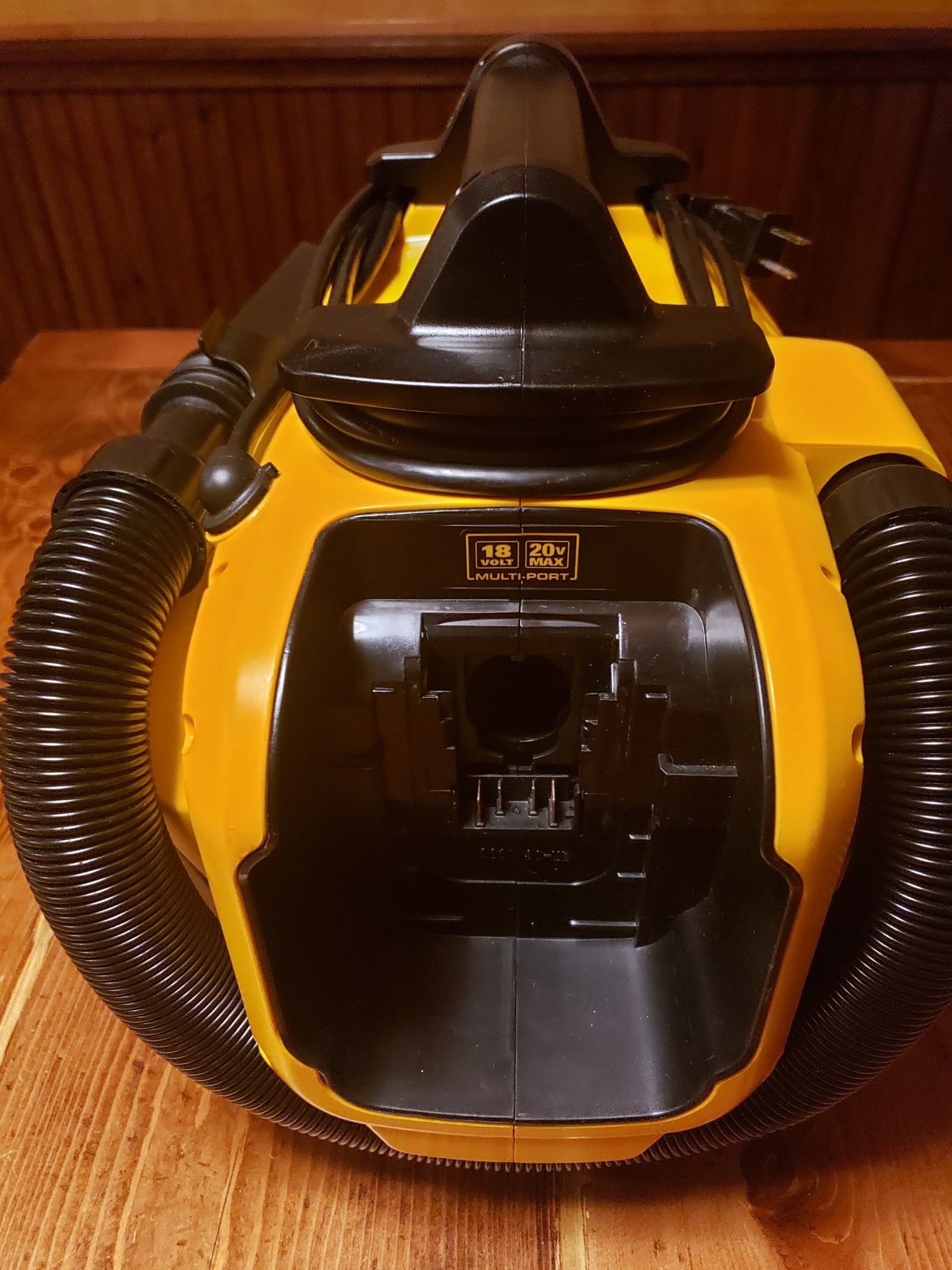 DEWALT 18/20V MAX CORDLESS/CORDED WETDRY VACUUM DCV581H for Sale in Kirkland, WA OfferUp