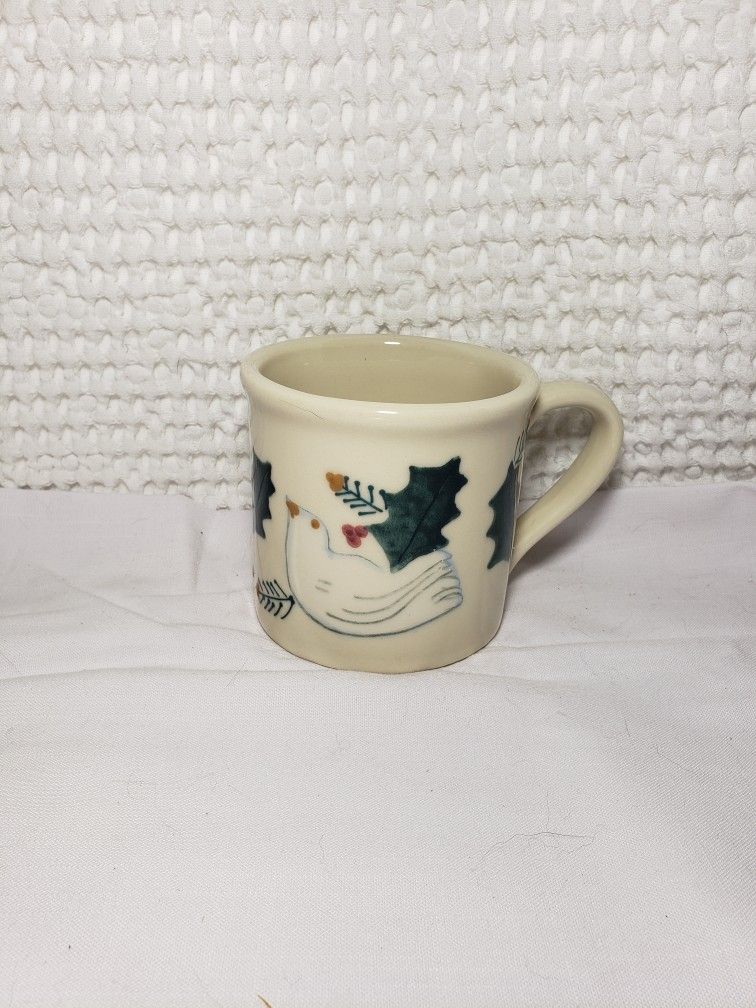 Hartstone pottery mug dove & holly . Good condition and smoke free home. Measures 4" T X 4" W .
