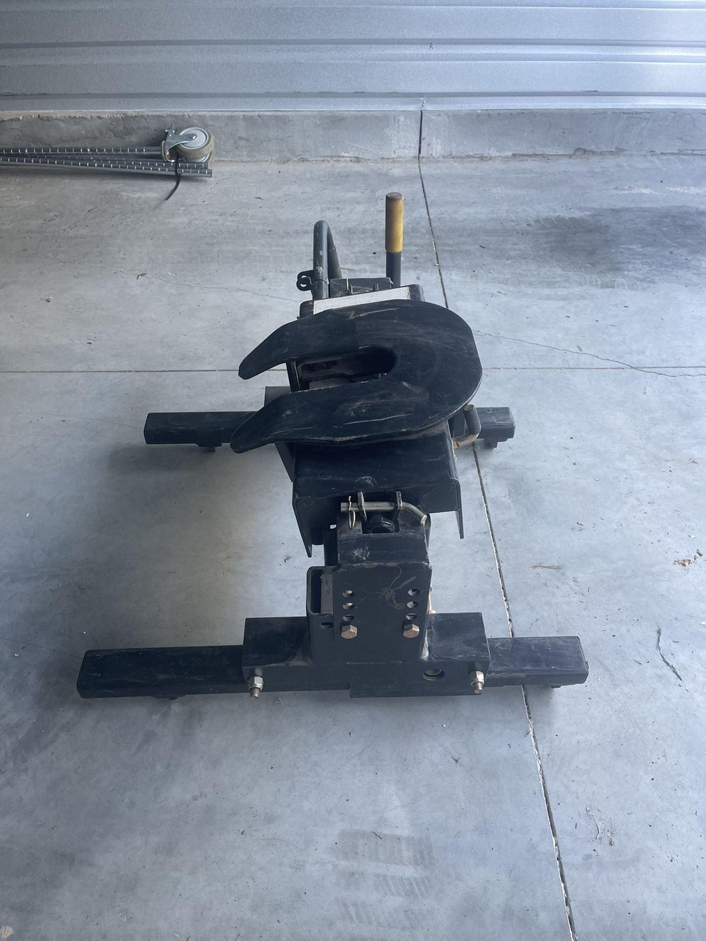 Valley 15K lb. rated 5th Wheel Slider Hitch for Sale in Las Vegas, NV