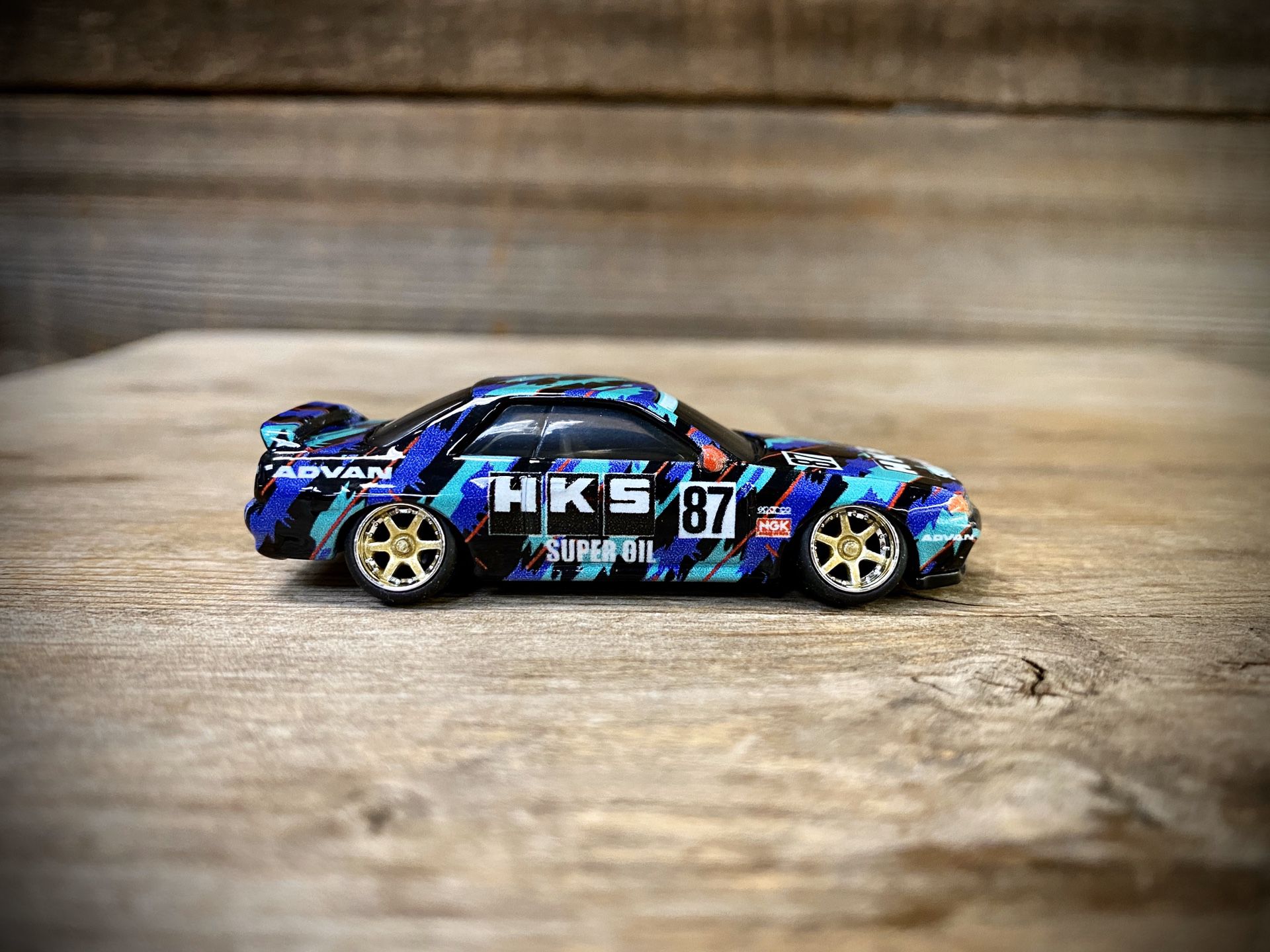 CUSTOM 1:64 HKS Nissan Skyline R32 - Hot Wheels (Lowered + camber with upgraded 7-spoke gold wheels with chrome lip)