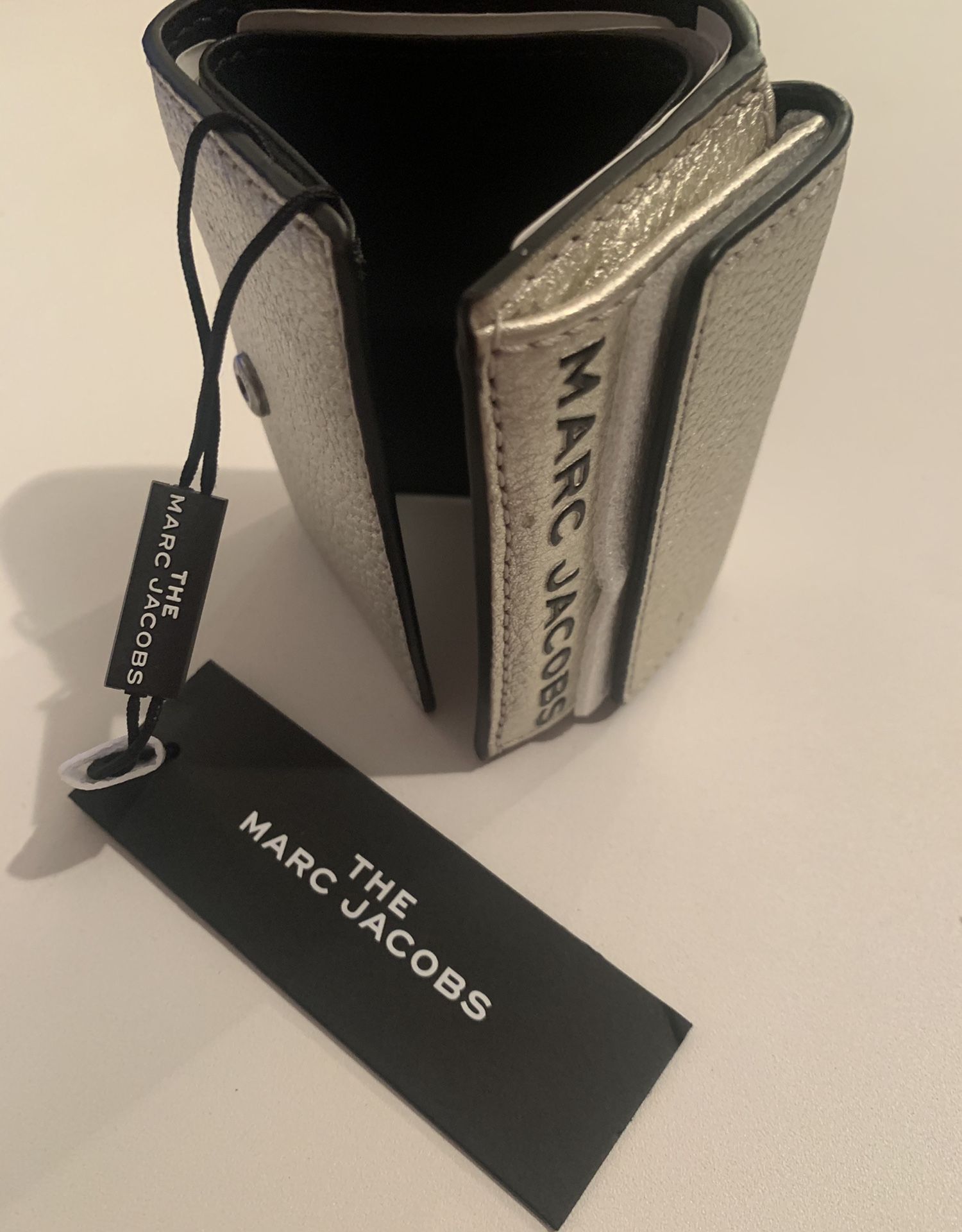 MARC JACOBS | Unisex Plain Leather Folding Wallet Small Wallet Logo.