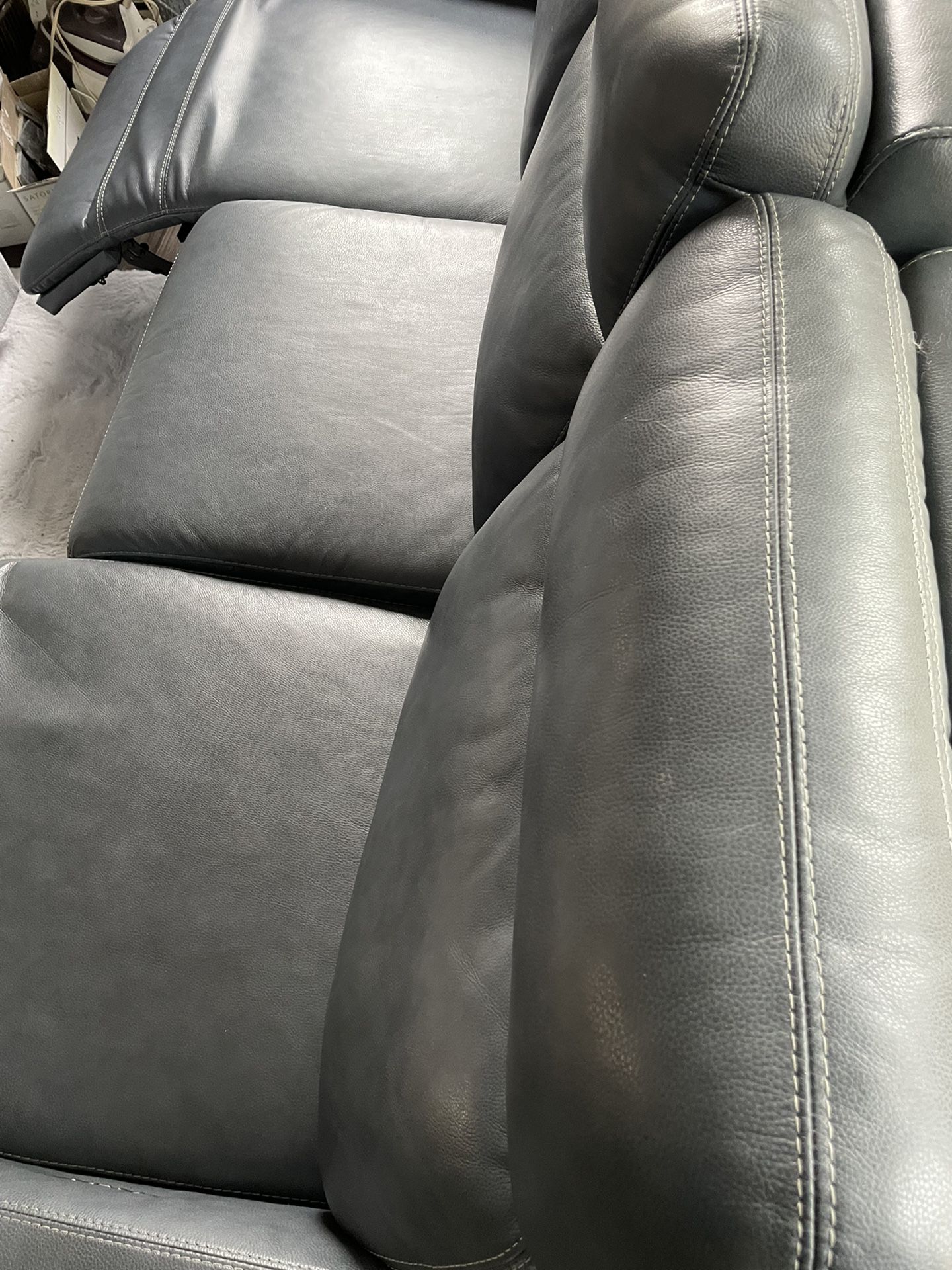 New Cardis Leather Couch  Both Sides Recline Head Also Moves 