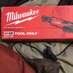 Milwaukee Cordless Battery Powered Ratchet 3/8 Thumbnail