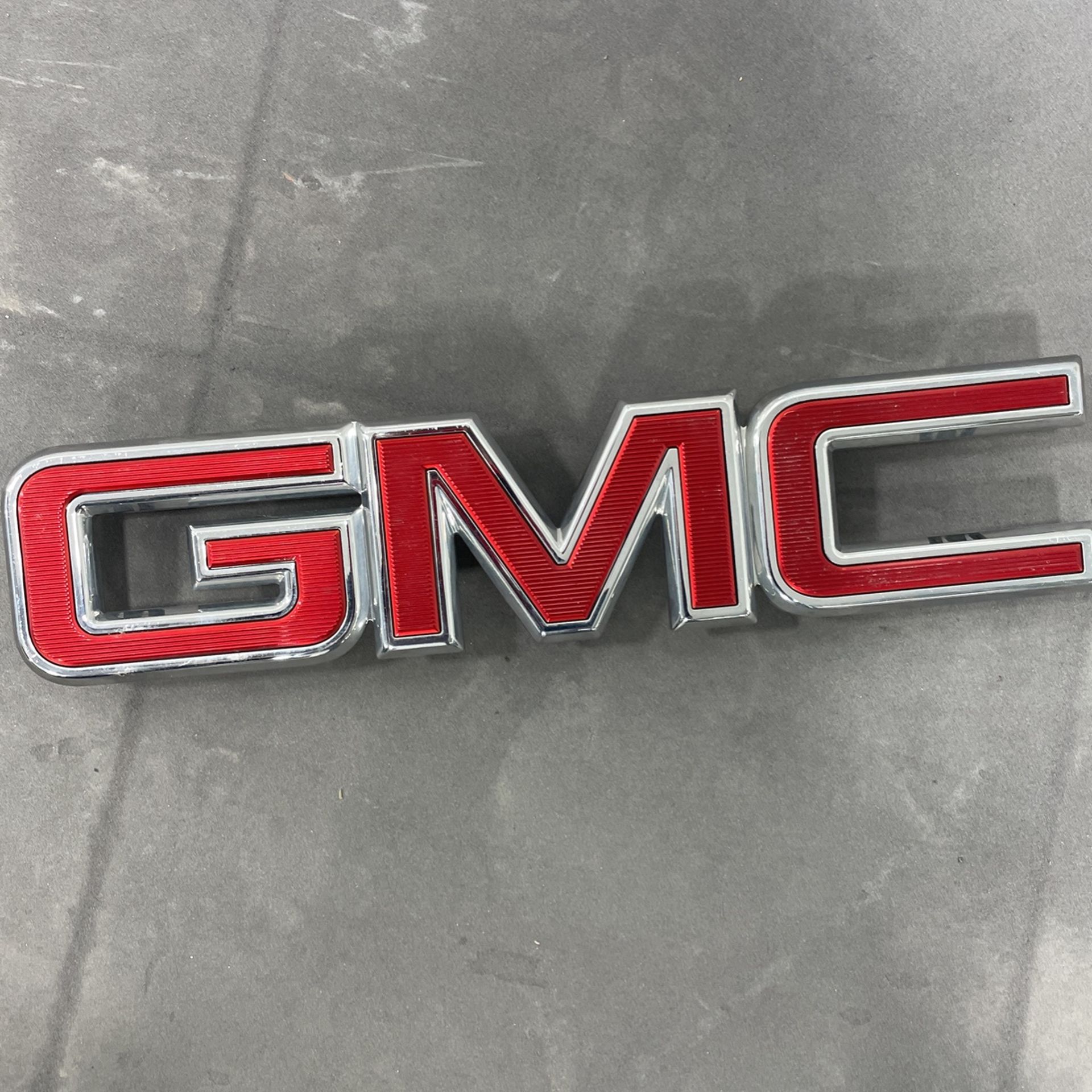 USED Genuine OEM FRONT GMC Emblem for 2016-2020 GMC Terrain / 2017-2019
