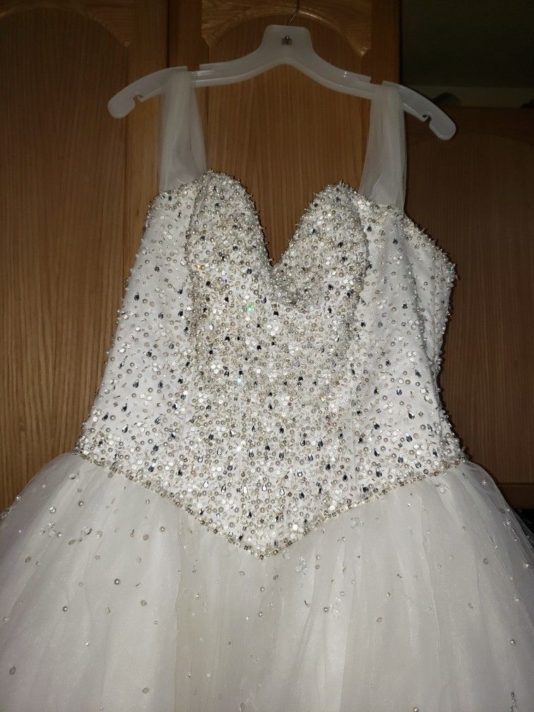 Beautiful Wedding Dress With Traine
