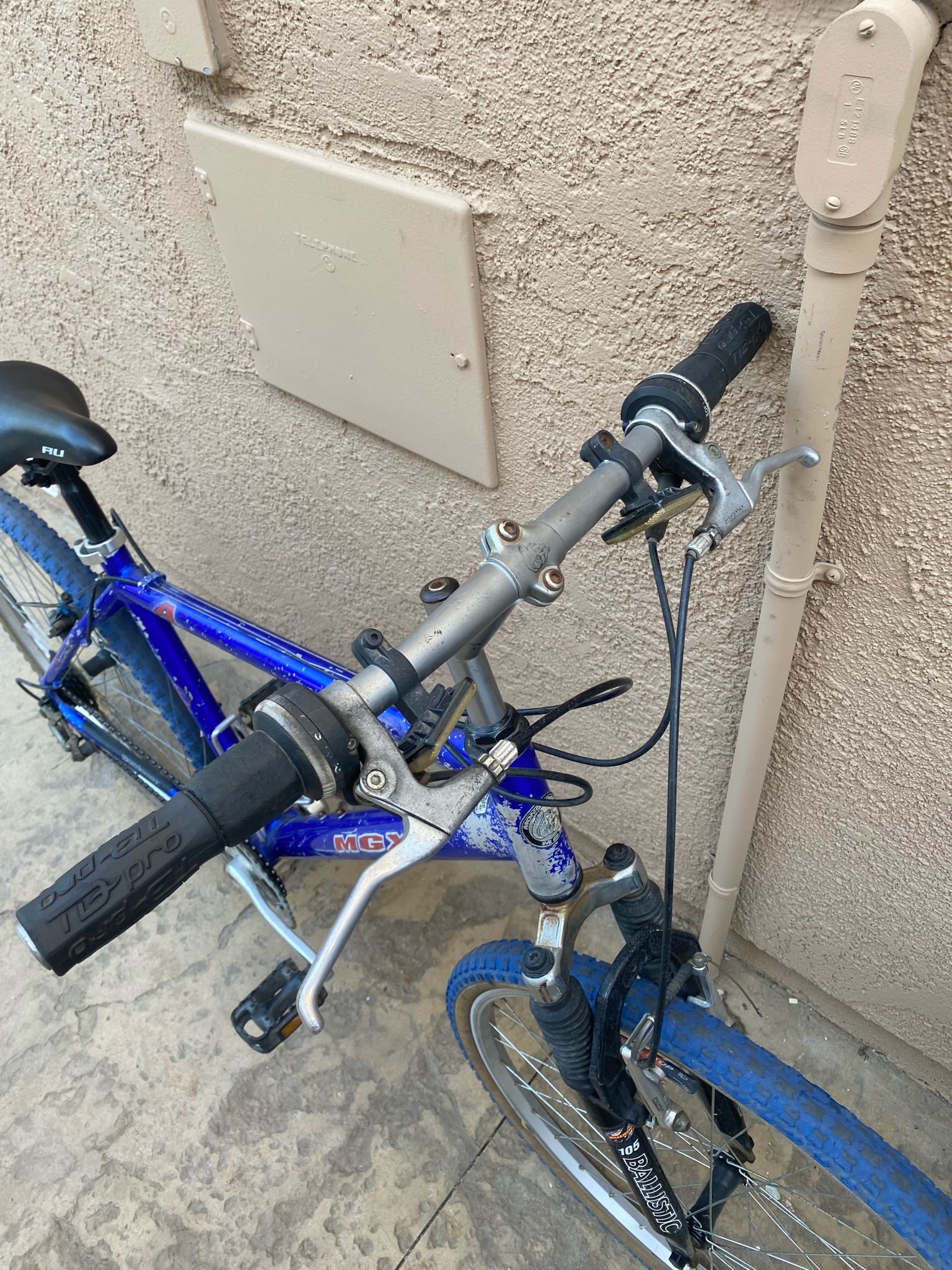 mongoose lightweight aluminum mountain bike