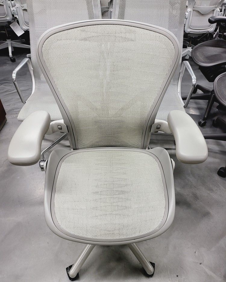 LIKE NEW! HERMAN MILLER AERON CHAIRS SIZE B PLATINUM TUXEDO MESH POSTURE-FIT ADJUSTABLE ARMS SEAT ANGLE REAR TILT LOCK TILT TENSION ADJUSTMENTS