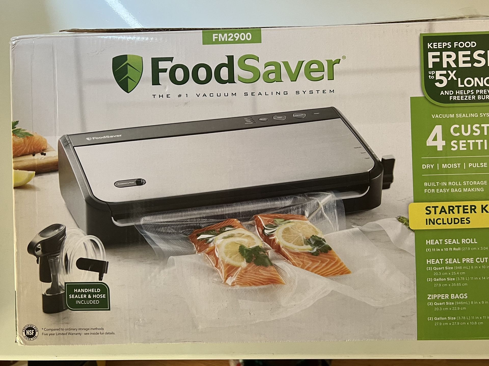 NEW FoodSaver FM2900 Vacuum Sealing System W/Handheld Sealer Attachment